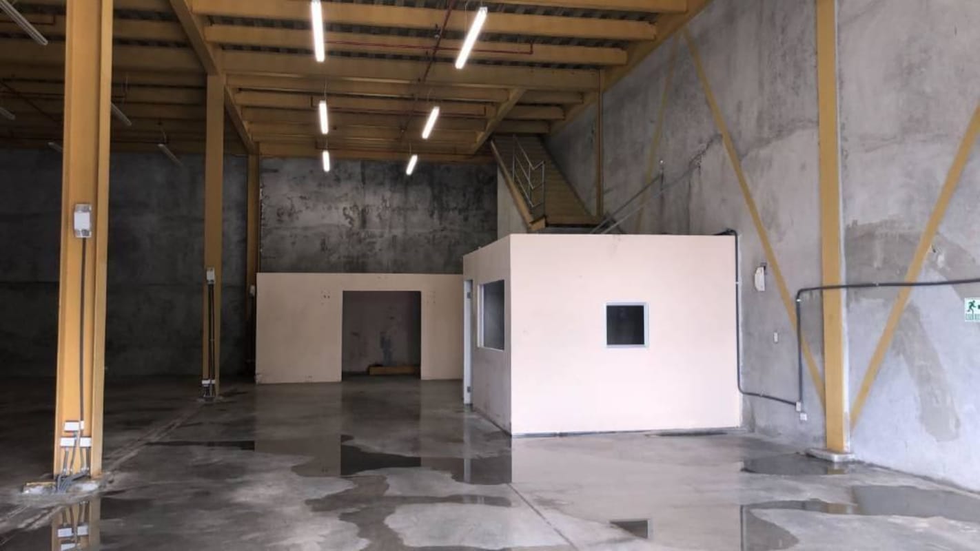 Large empty industrial warehouse with mezzanine in Juan Díaz near Tocumen Panama City