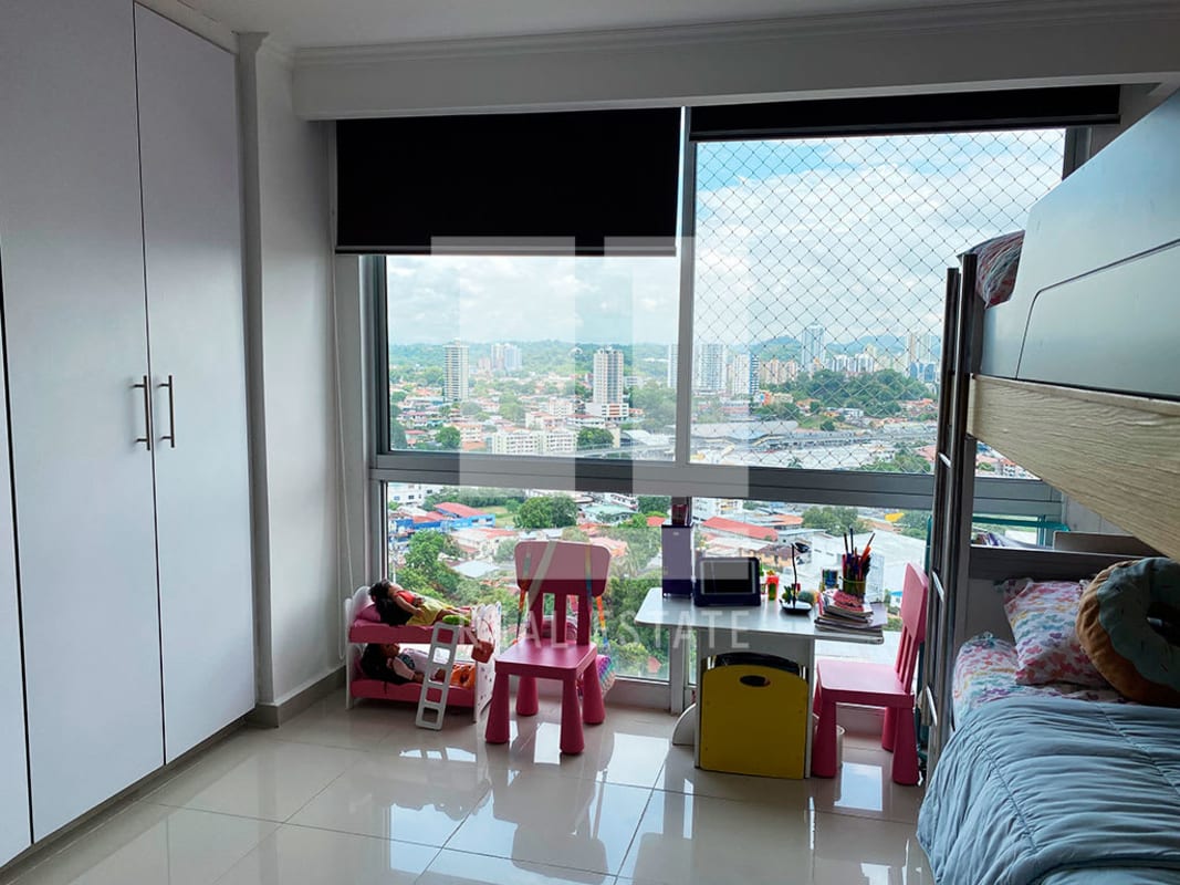 Children's room with large window city view and bunk bed PH Sky Level Panama