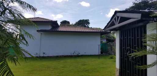 Single-story house with garden lawn, perimeter fence, outdoor areas in Barrio Linton David