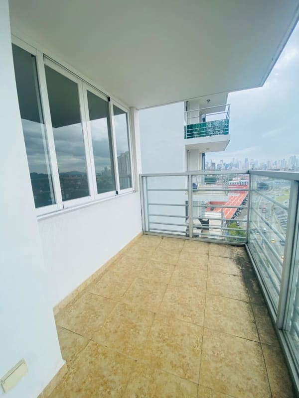 Bright second bedroom with closet and window in PH Cosmopolitan Tower Panama City