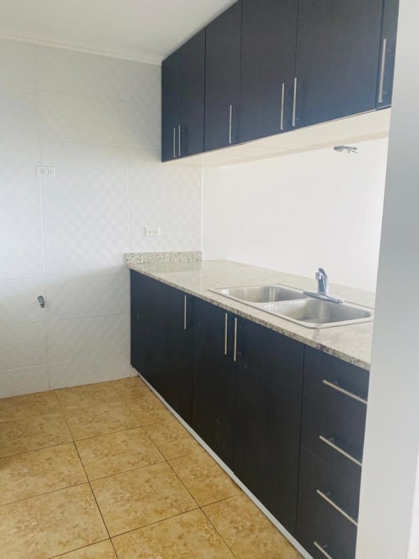 Bright bedroom with built-in wardrobe and tiled floor PH Cosmopolitan Tower Panama