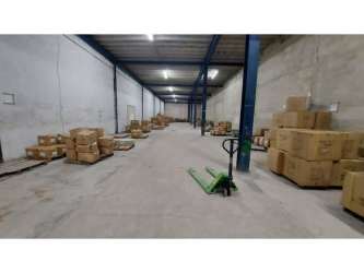 Spacious industrial warehouse interior with high ceilings, concrete flooring in Zona Libre Colon