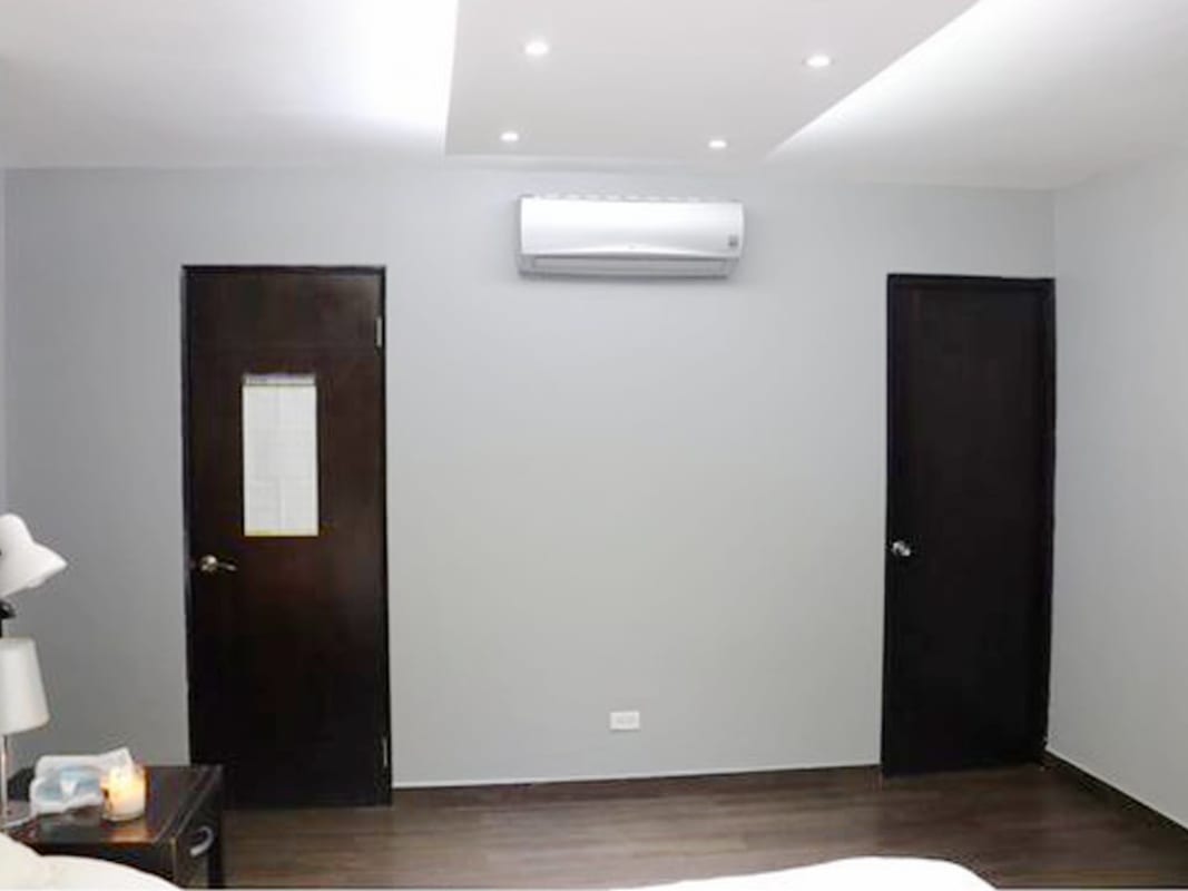 Bedroom featuring closet space and AC in apartment PH Pacific Coast Panama City