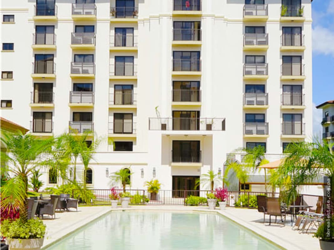 Tennis court surrounded by landscaped green area in PH Embassy Village Clayton Panama