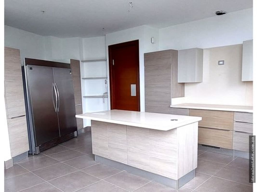 Modern bedroom suite with large walk-in closet and premium finishes PH Valery Point Panama