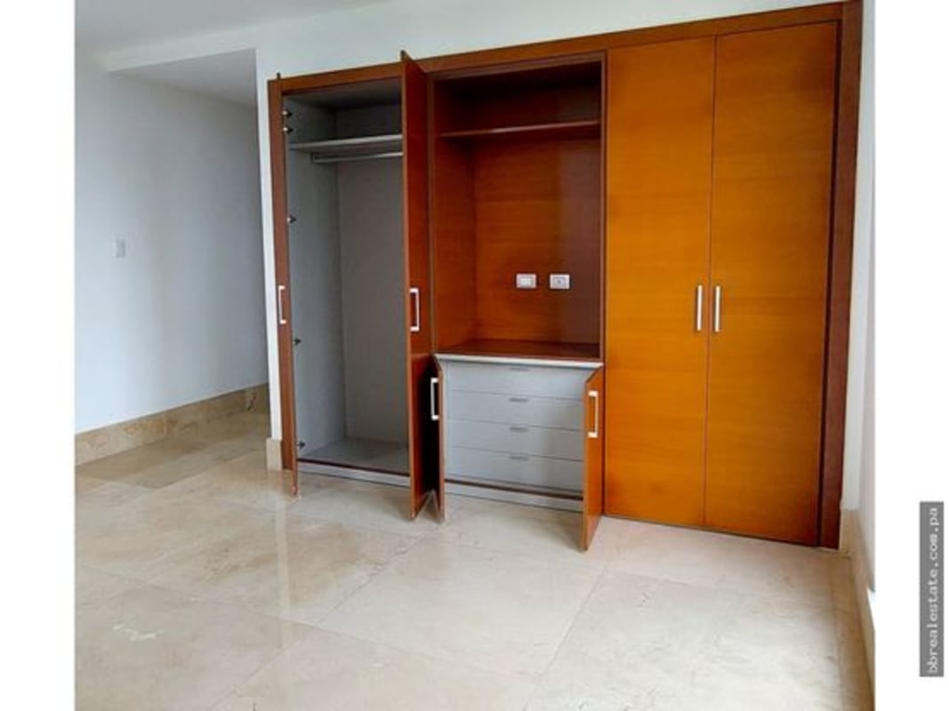 Bedroom featuring premium built-in closet PH Valery Point Santa María Panama City