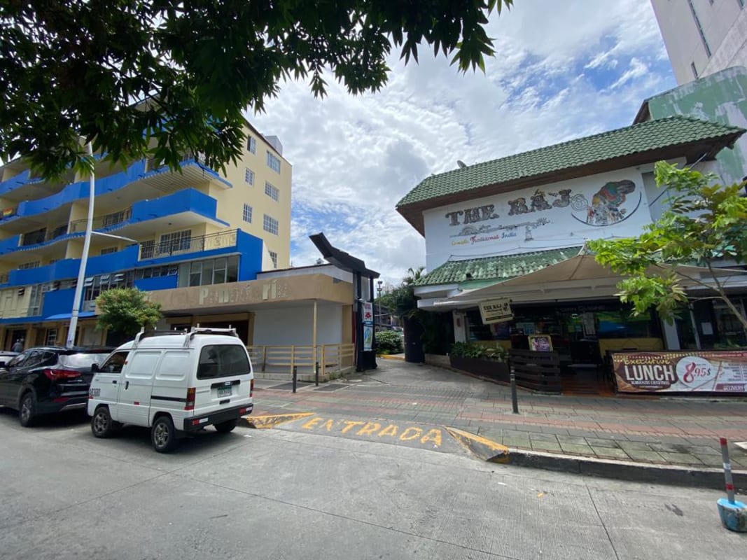 Street view of Galerías Alvear retail shops and commercial offices Panama City