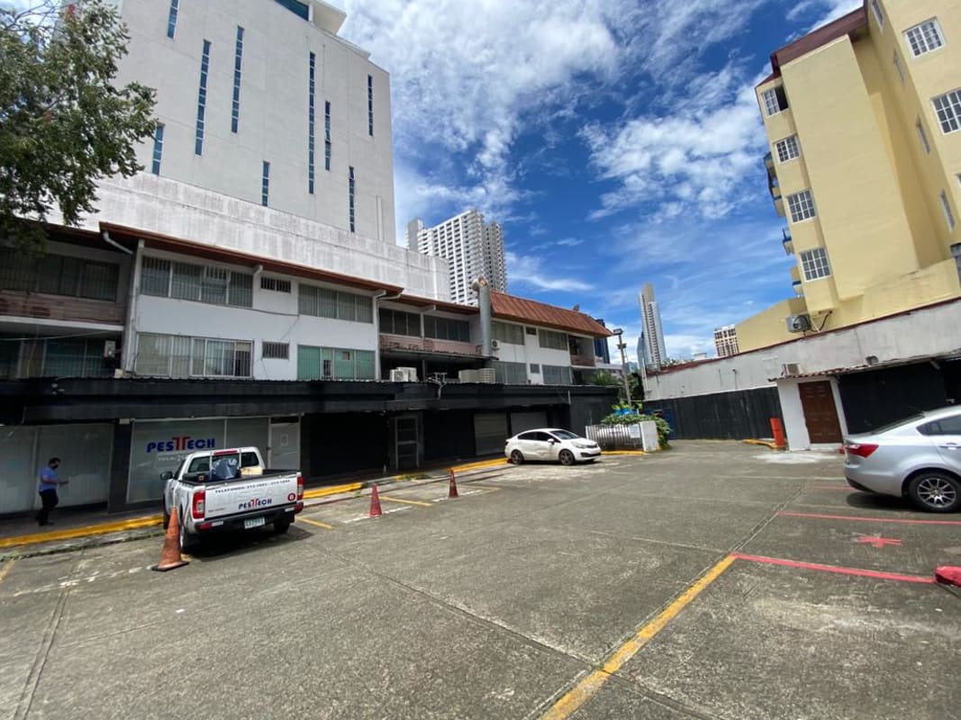 Front of Galerías Alvear commercial building with parking lot in Panama City