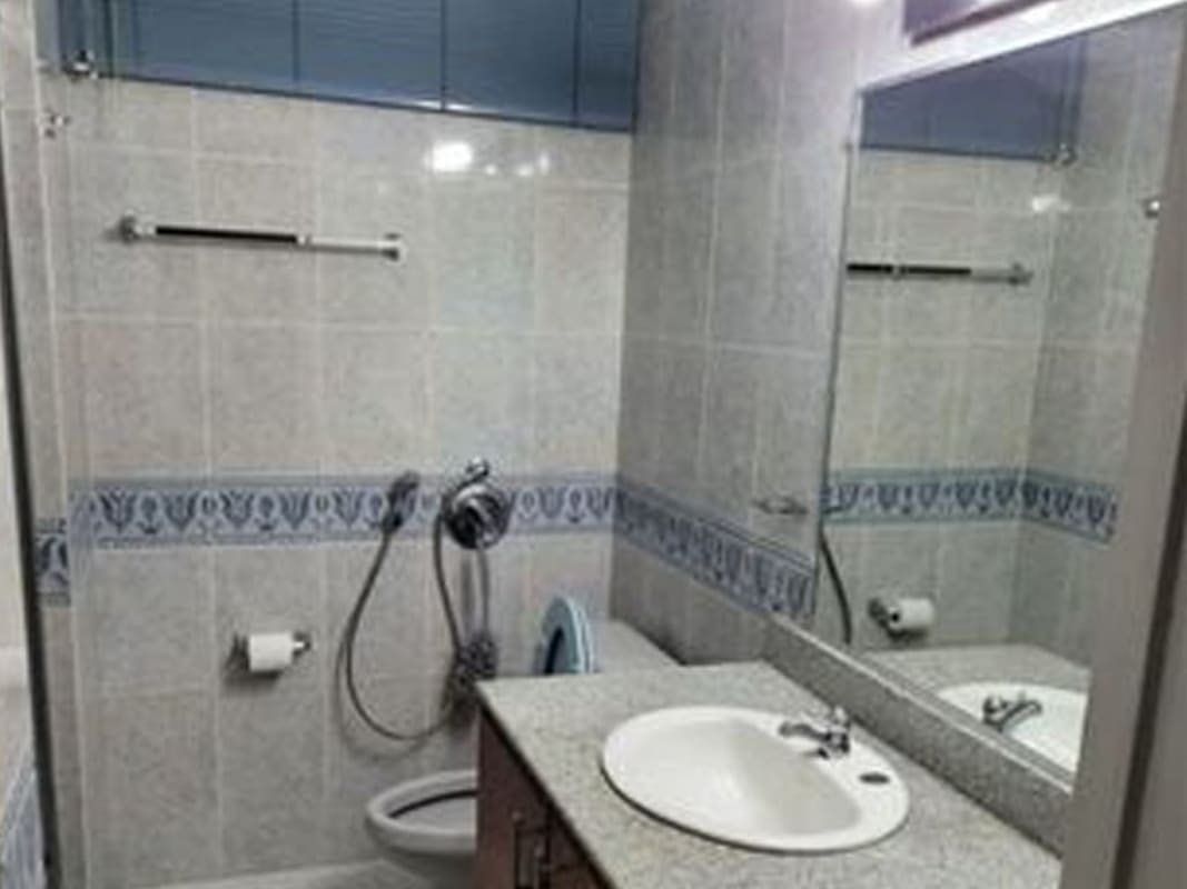 Bathroom with granite countertop, ceramic sink, mirror and decorative tiles in PH Oceania Plaza Edison Panama