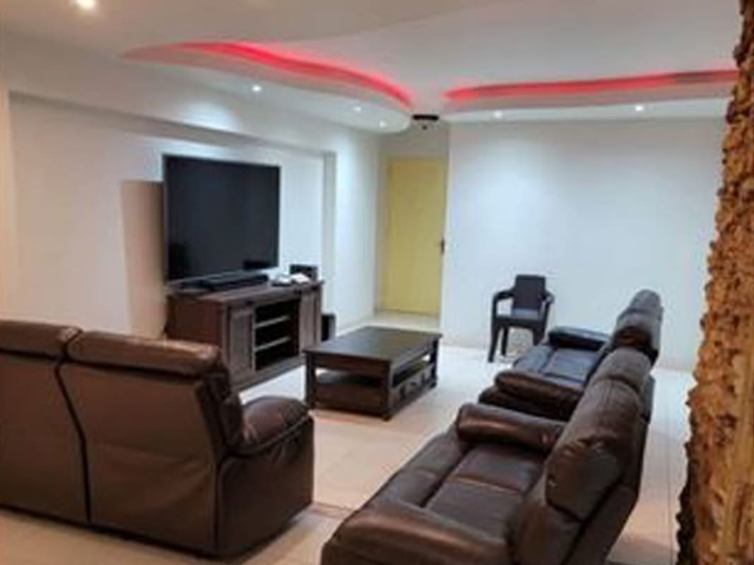 Living space with entertainment console, leather sofas, recessed LED lighting PH Oceania Plaza Edison Panama