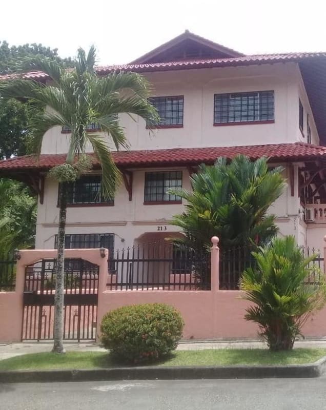 Bright 2BR Apartment with Garden Views in Albrook Clayton