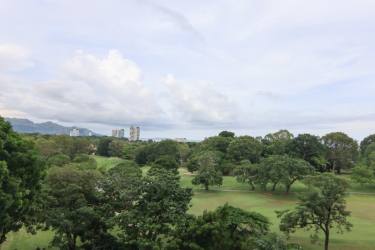 Contemporary kitchen with granite countertops and quality appliances PH El Alcazar Coronado