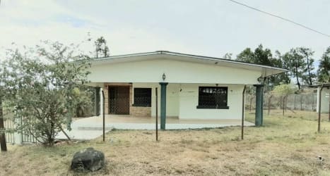 Single story house, covered porch, large fenced yard, mountain views Alto Boquete Panama