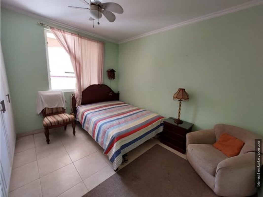 Private swimming pool with sun terrace and lush gardens in Villa del Mar Costa del Este