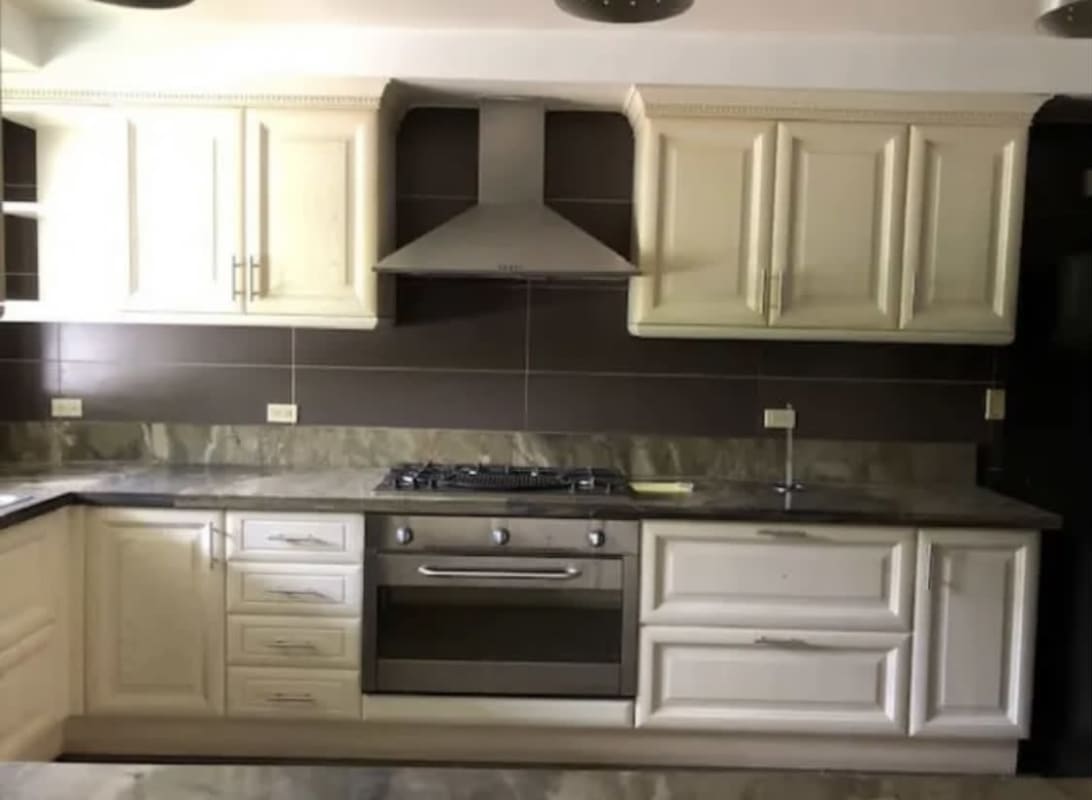 Traditional U-shaped kitchen with granite tops, cream cabinets, gas cooktop and oven in Los Angeles El Dorado Panama City