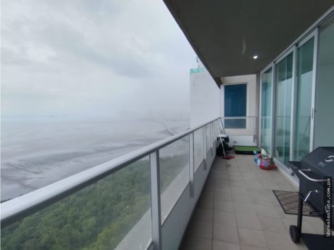 Master bedroom with private bathroom, walk-in closet and ocean views in Altamar Costa del Este