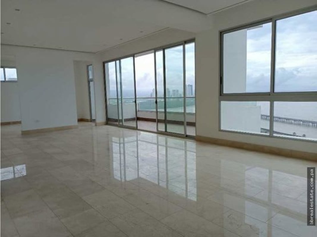 High-rise balcony with glass railing and breathtaking ocean and skyline views at PH Panorama Coco del Mar Panama City