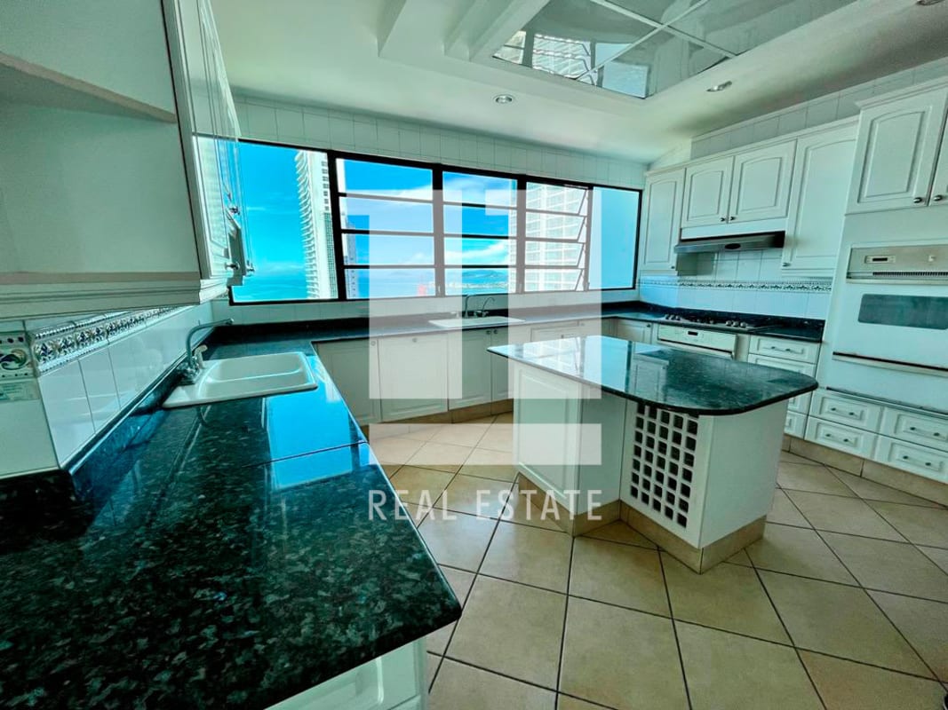 Spacious oceanfront apartment in PH Palazzo Coco del Mar with floor-to-ceiling windows and panoramic Pacific views