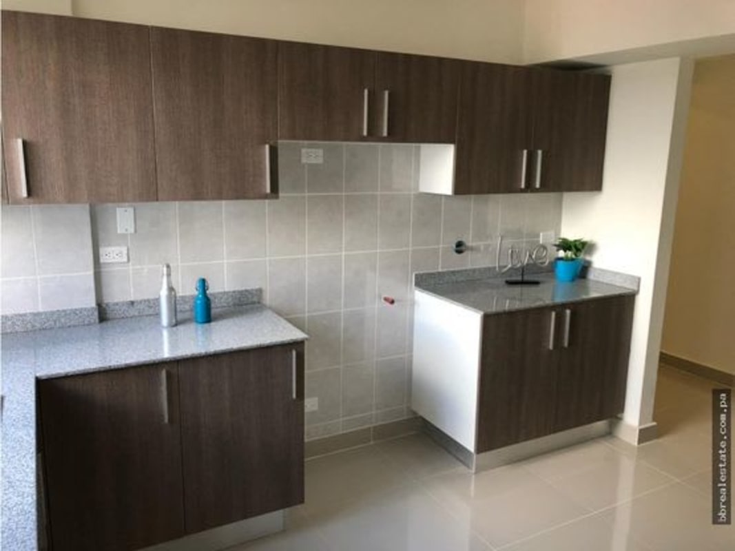 Secondary bedroom with bright windows, city views, built-in closet PH Residencias del Sol Panama