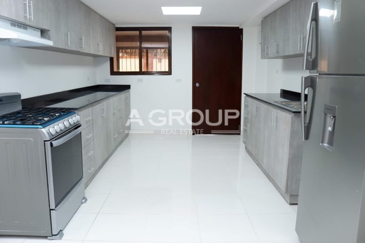 Spacious 4BR House with Yard near Multiplaza San Francisco