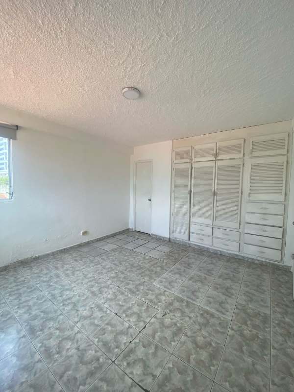 Spacious bedroom with built-in closet tiled floor in PH Colonial San Francisco Panama