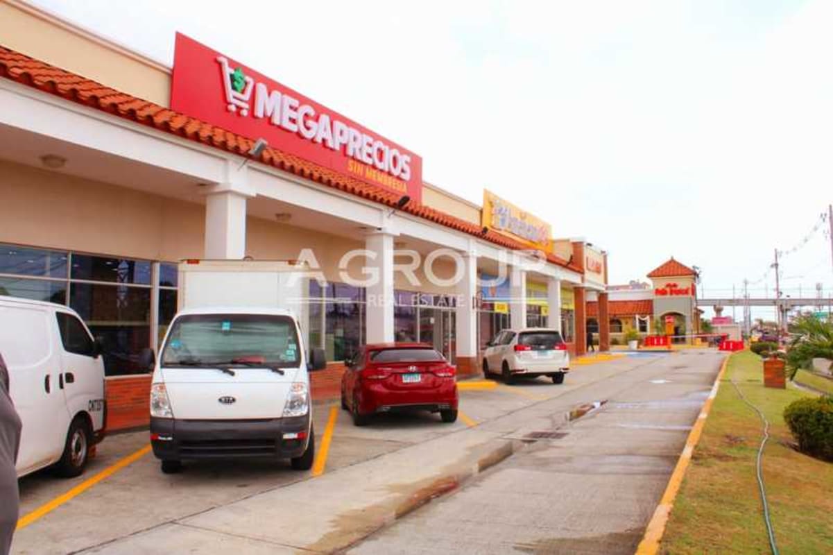 Multiple retail storefronts with parking shopping center Plaza Brisas 507 Panama City Panama