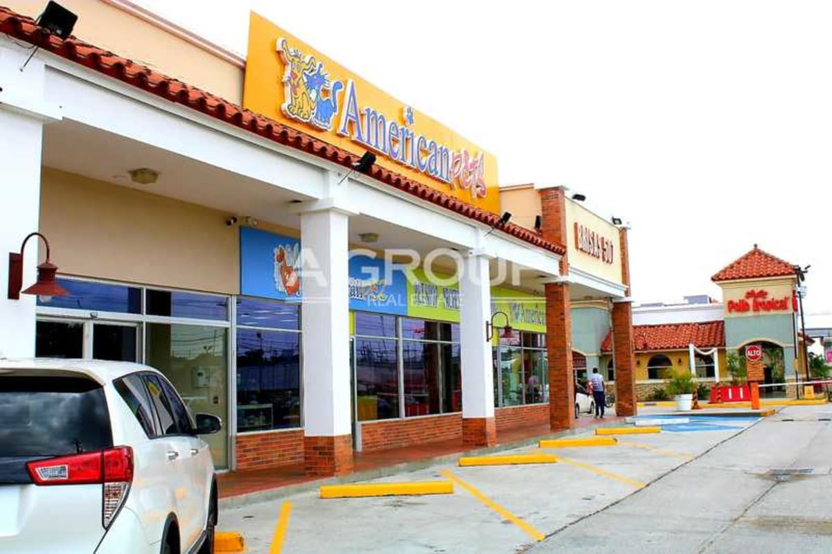Shopping plaza exterior with American Pets and Pollo Tropical Brisas 507 Brisas del Golf Panama City