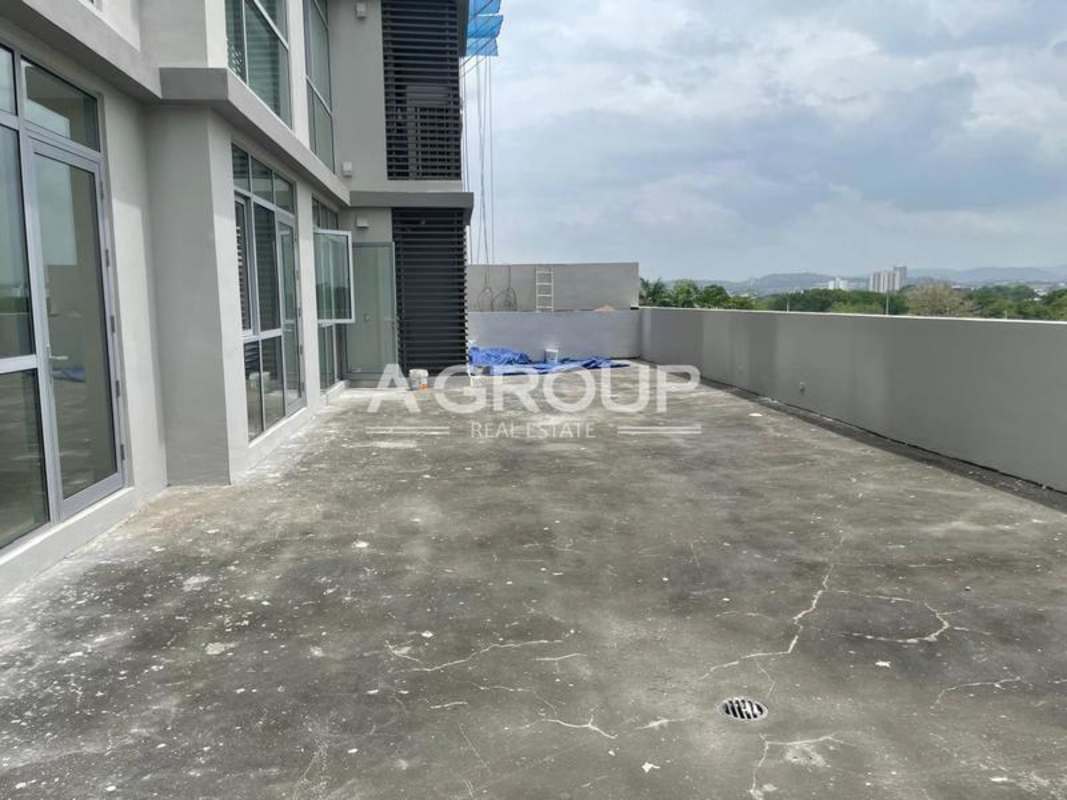 Spacious bathroom with marble finishes in PH Azalea Santa Maria Panama