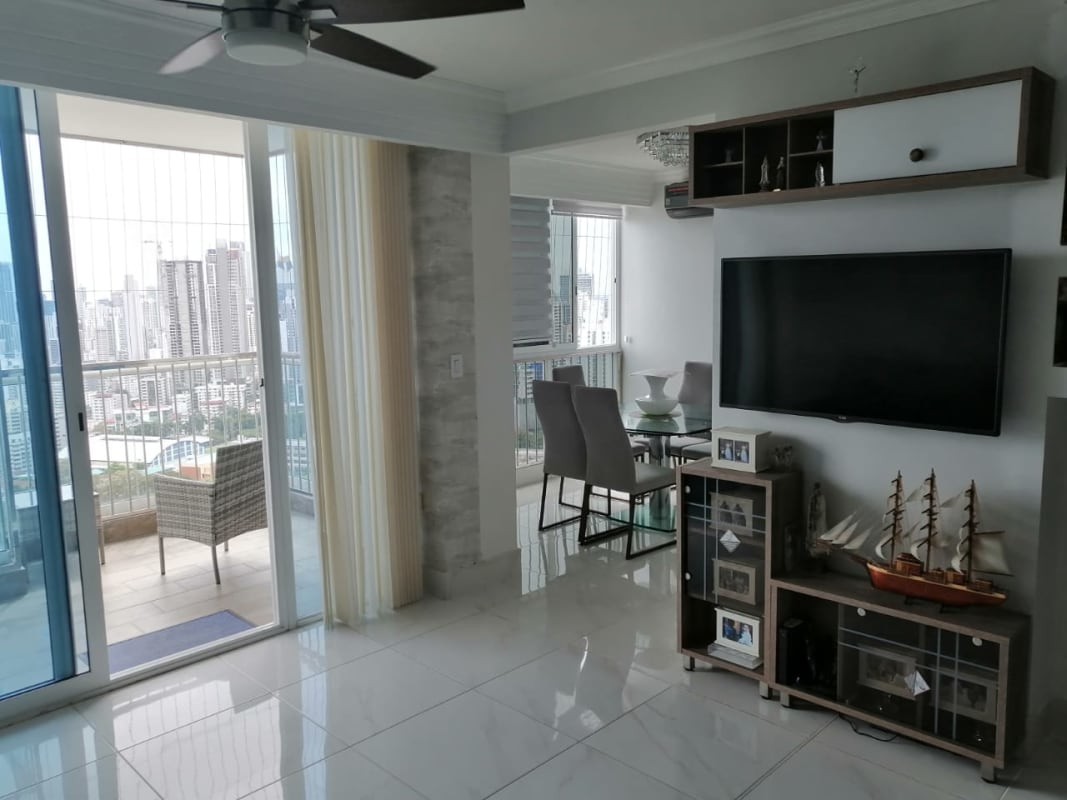Dining space with glass table modern accents in PH Pacific Park Edison Park Panama