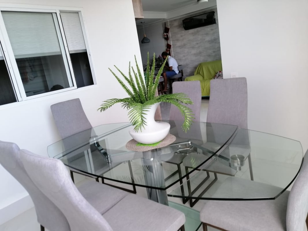 Spacious master bedroom furnished with built-in closet in PH Pacific Park Edison Park Panama