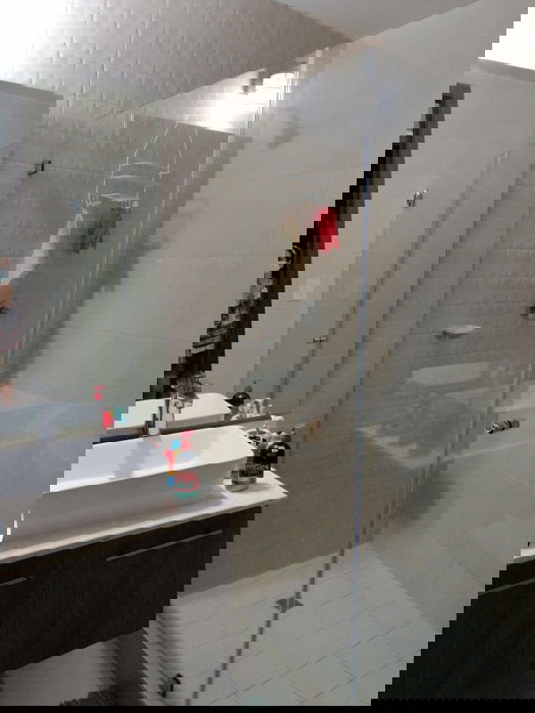 Bathroom with walk-in shower and vanity in PH Pacific Park Plaza Edison Park Panama