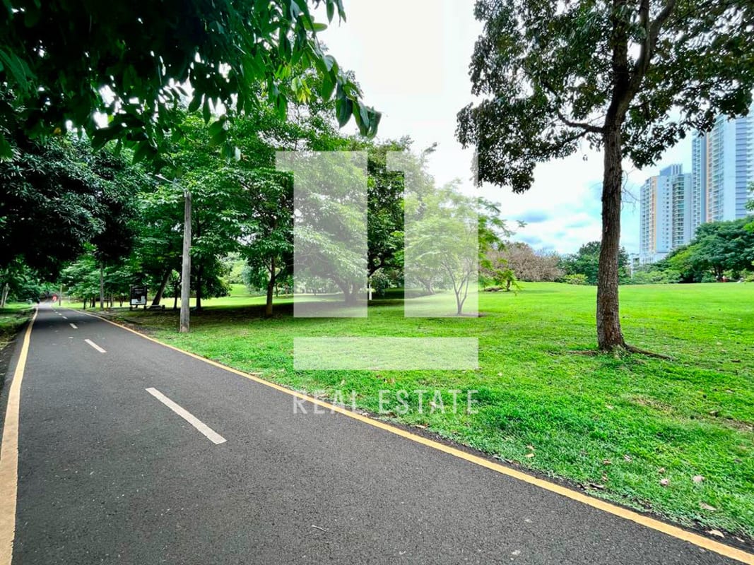 Luxury 5BR Penthouse with Terrace in PH Golf Tower Altos del Golf