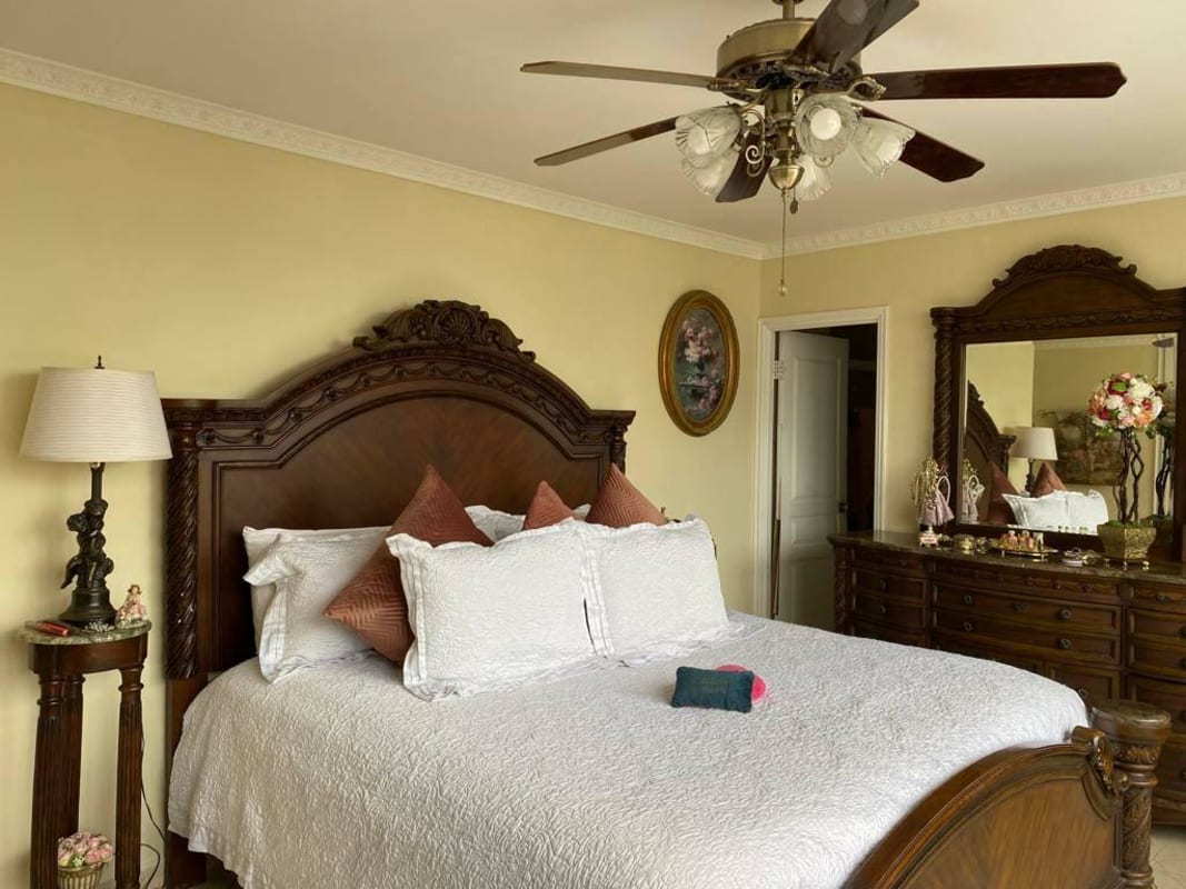 Traditional dining space with bar area and classic furnishings PH Ocean Club Punta Pacifica