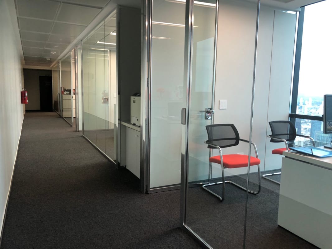 Multiple workstations with panoramic city backdrop in PH BICSA Tower Panama