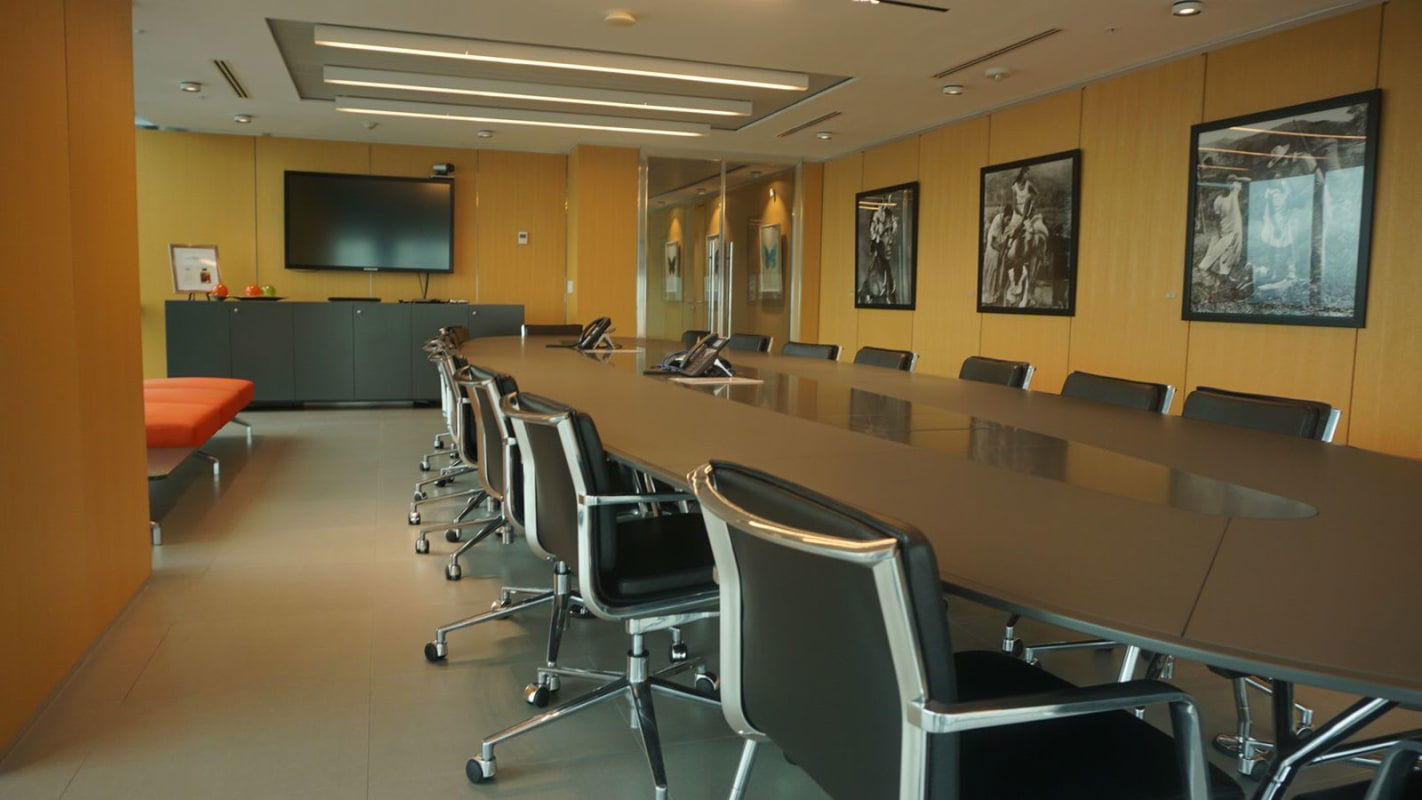 Premium corporate boardroom with skyline windows and executive seating in PH BICSA Tower Panama