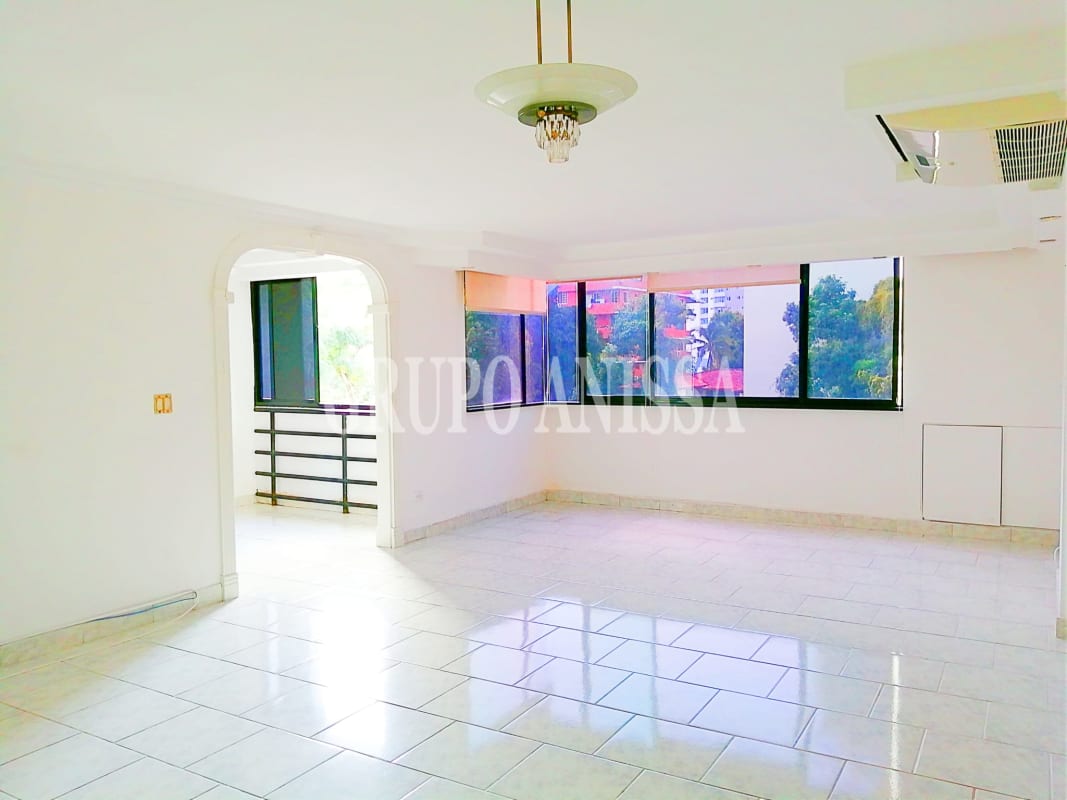 Spacious open living and dining room with natural light in El Cangrejo Panama