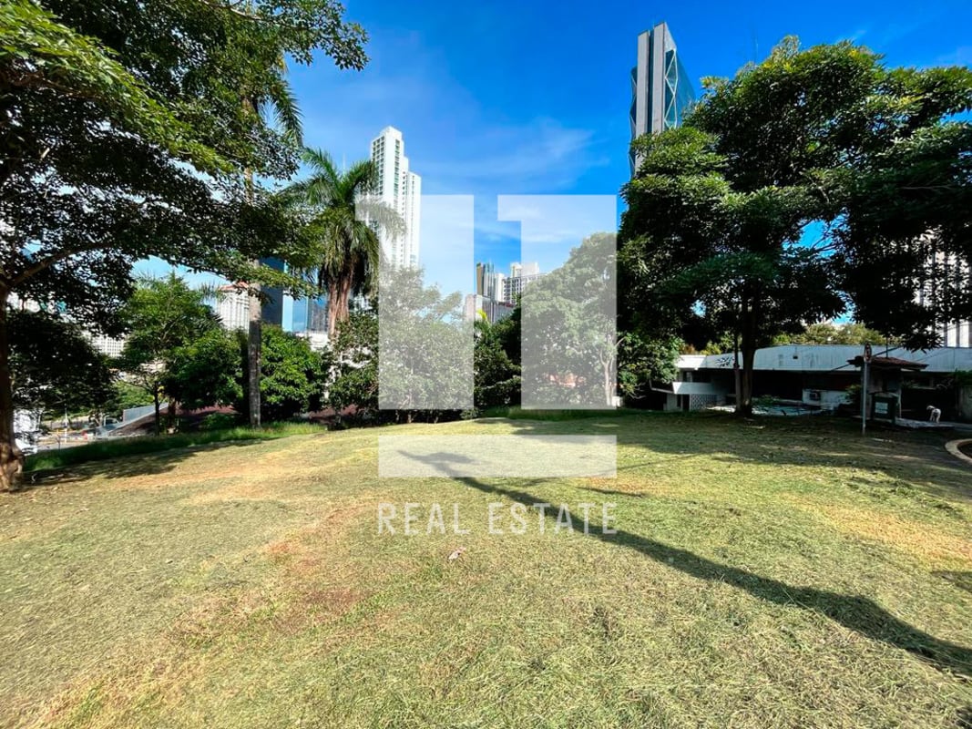 Satellite map of Panama City with highlighted lot near Metro Iglesia del Carmen and Avenida Balboa