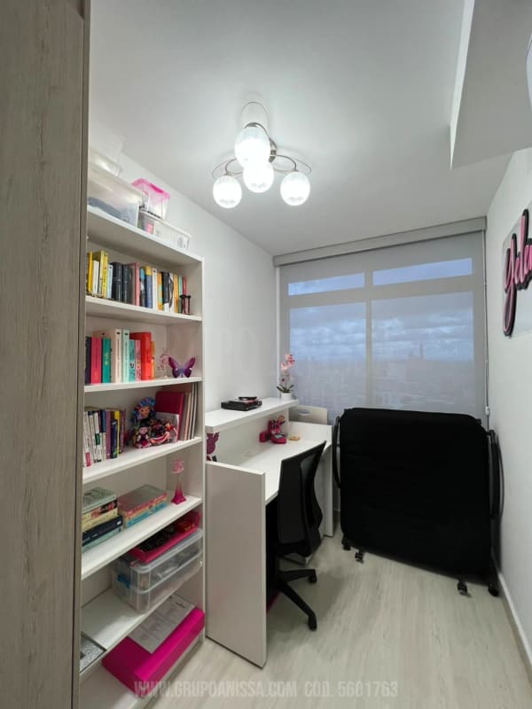 Bright study room with built-in bookshelf, large window, modern lighting in PH Pueblo Nuevo Panama