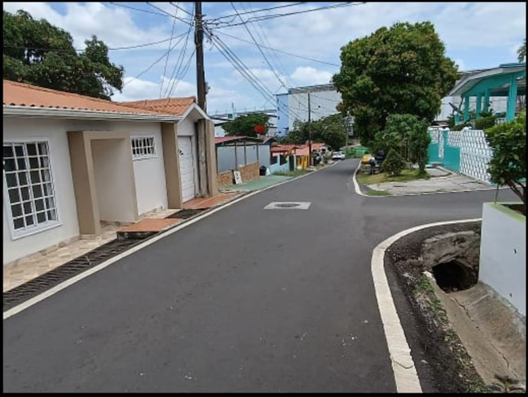 Street with detached houses, garages, greenery in La Riviera Pedregal Panama City