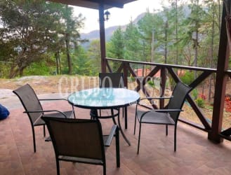 Bedroom with bunk bed and closet in mountain cabin Altos del María Panama