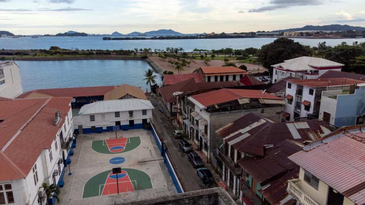 Spacious interior room with tiled floor ready for renovation Casco Viejo