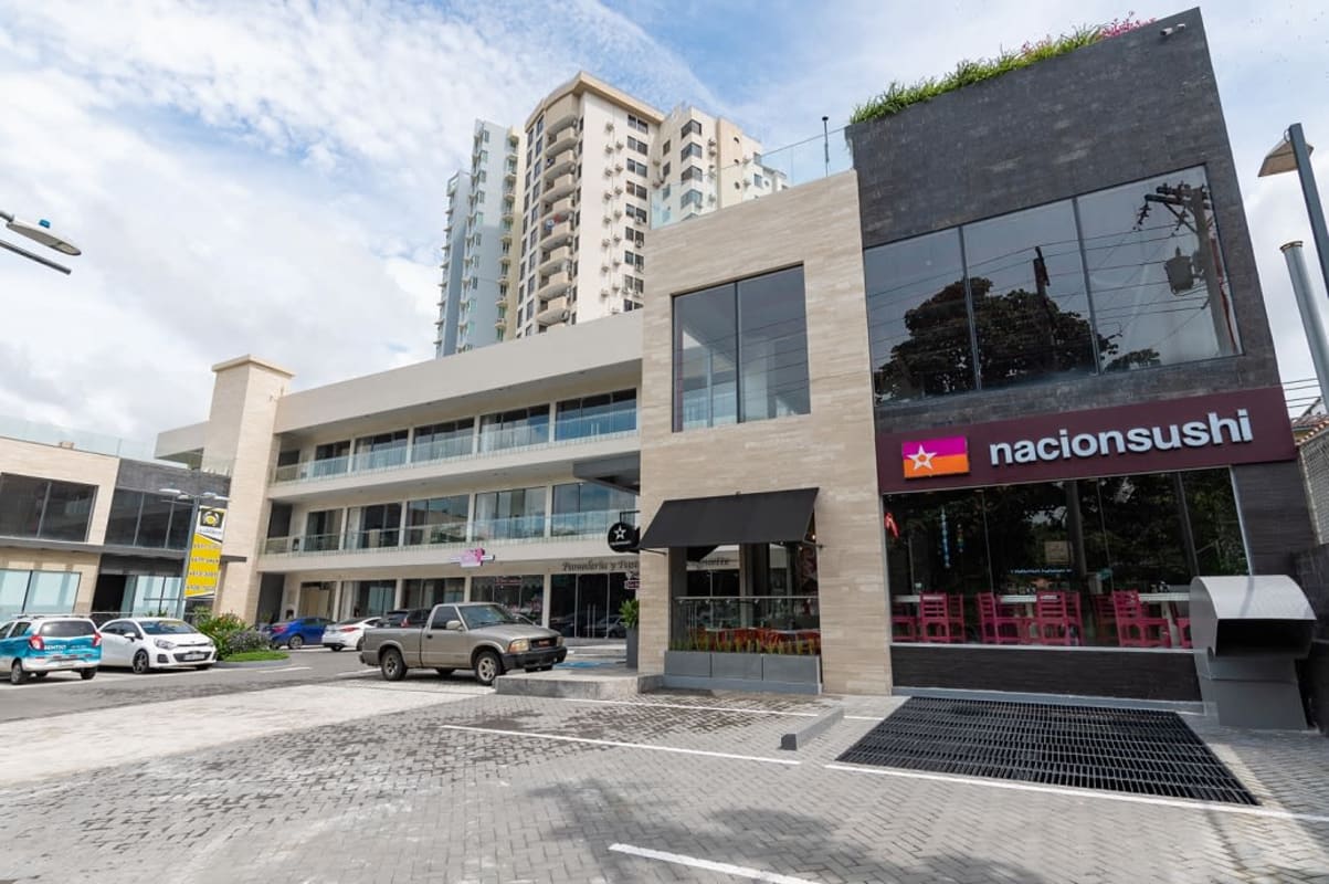 Retail commercial unit with glass façade on ground floor for rent in Plaza El Cangrejo, Panama City