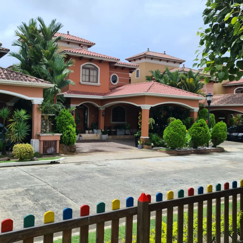 Two-story Mediterranean-style house with terracotta roof and manicured garden PH Doral Costa Sur