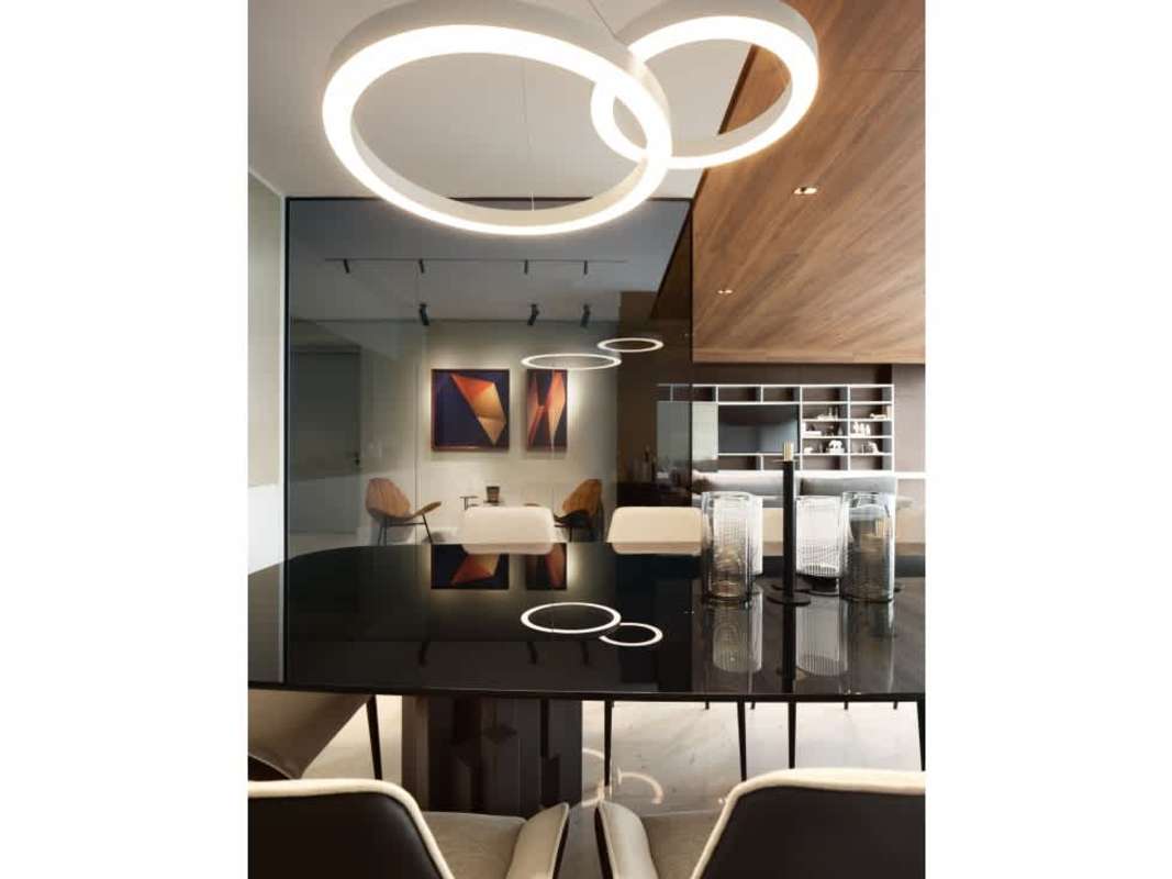 Contemporary dining area with pendant lighting, mirrored wall and modern style in The Towers Punta Paitilla
