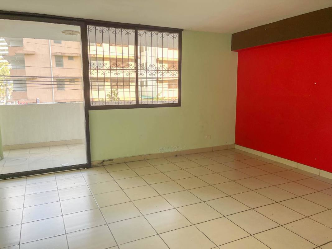 Spacious living area with sliding glass doors to balcony in PH Aileen El Carmen Panama City