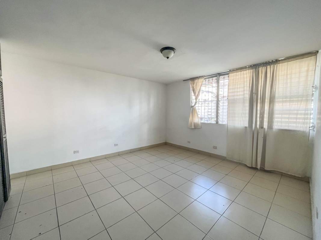 Bright living room with large windows and tile flooring in PH Aileen El Carmen Panama