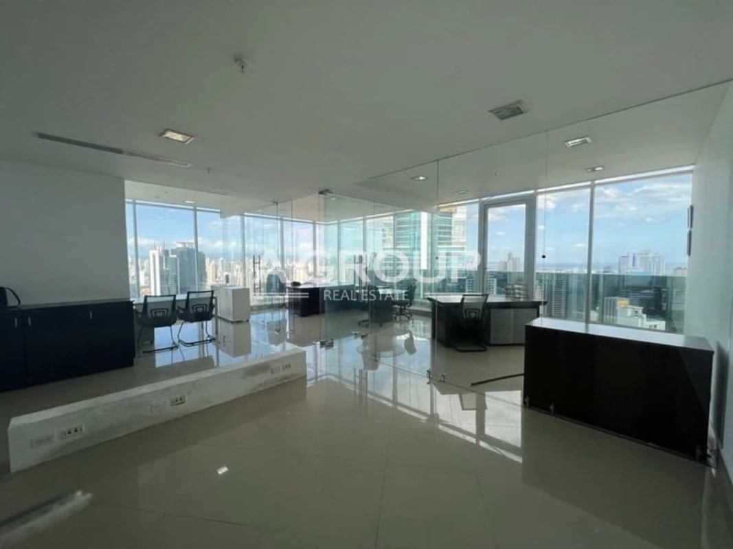 Spacious office with glass partitions and large panoramic windows in F&F Tower, Calle 50