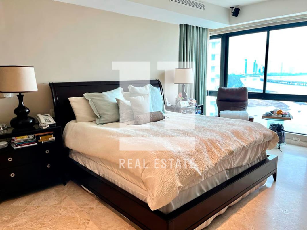 Spacious bedroom with panoramic sea and skyline views PH Coco del Mar Panama