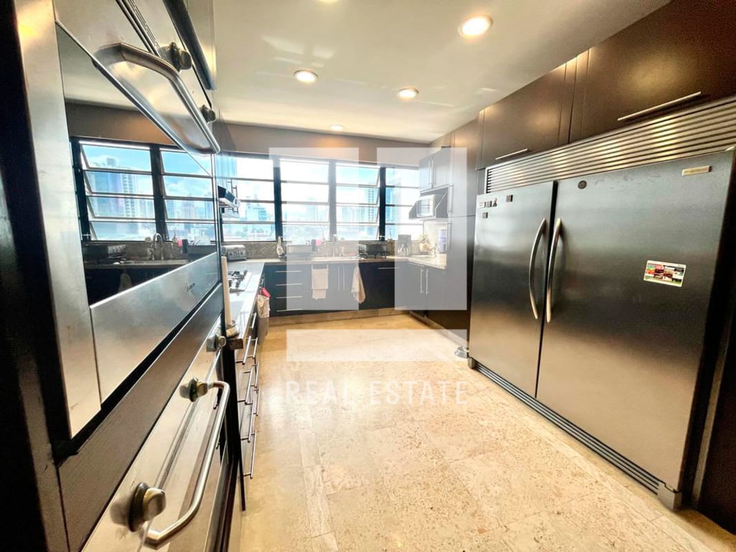Luxurious bathroom with granite countertop in PH Coco del Mar apartment Panama