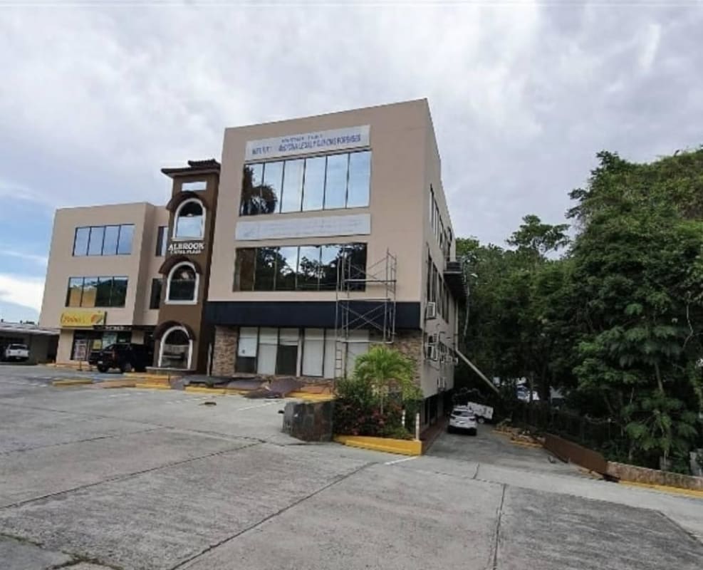 Commercial Plaza with 11 Retail Units & Parking in Albrook Panama